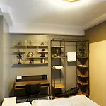 Iq Hotel 2*