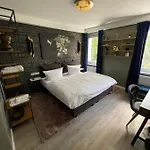 Iq Hotel 2*