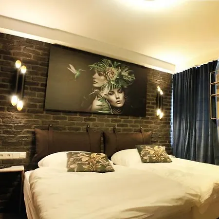 Iq Hotel *
