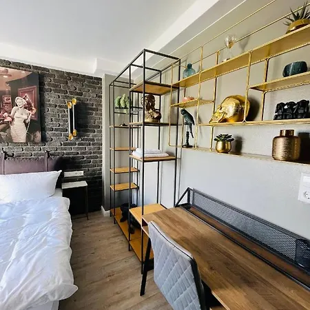 Iq Hotel *