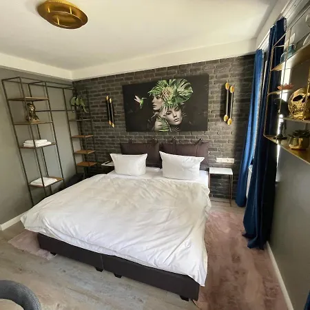 Iq Hotel