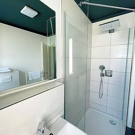Iq Hotel 2*