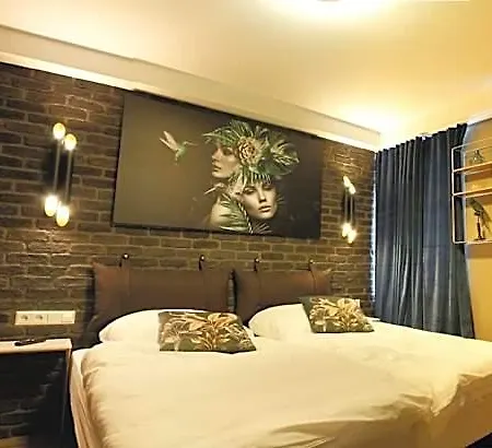 Iq Hotel