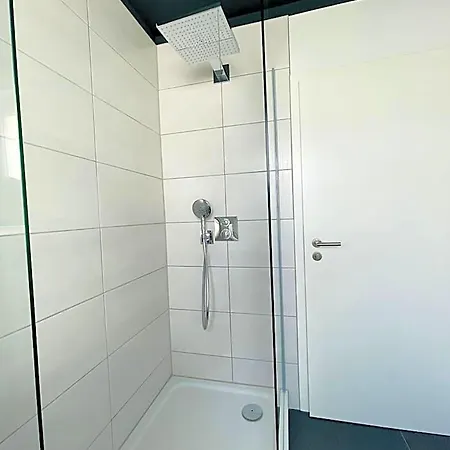 Iq Hotel 2*