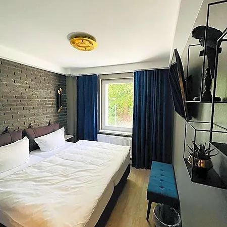 Iq Hotel 2*
