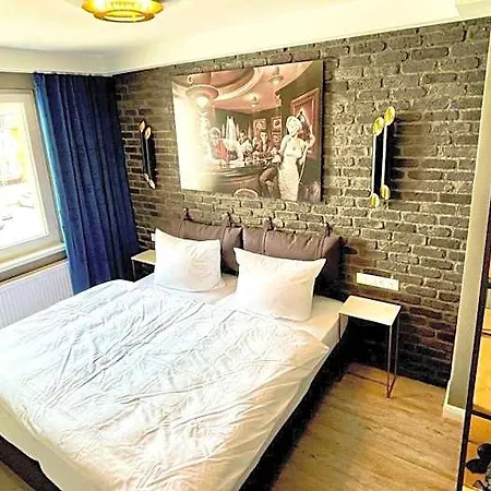 Iq Hotel