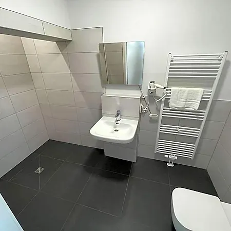 Iq Hotel 2*