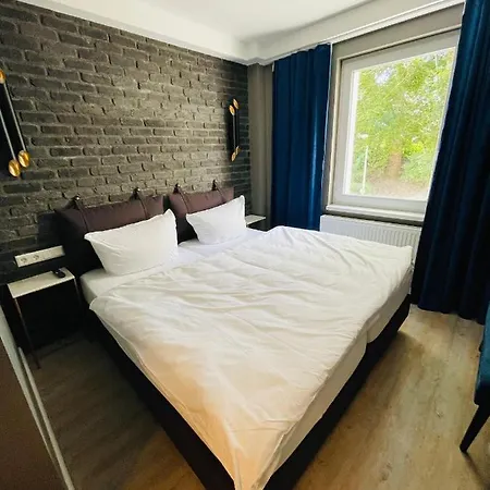 Iq Otel *